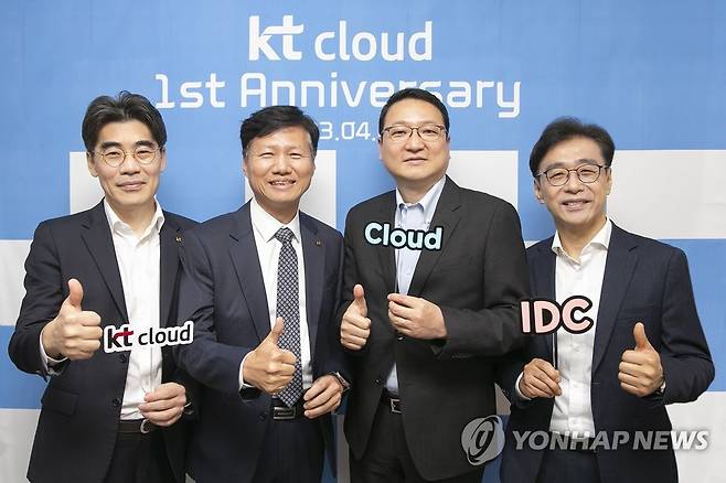 kt cloud, 창립 1주년을 맞아 임직원 기념행사 개최 (서울=연합뉴스) 3일 서울 양천구 IDC에서 열린 kt cloud 창립 1주년 행사에서 윤동식 kt cloud 대표와 임원들이 기념 촬영하고 있다. 
    왼쪽부터 황태현 경영기획본부장, 윤동식 kt cloud 대표, 남충범 Cloud 본부장, 김승운 IDC 본부장. 2023.4.3 [kt cloud 제공. 재판매 및 DB 금지] photo@yna.co.kr