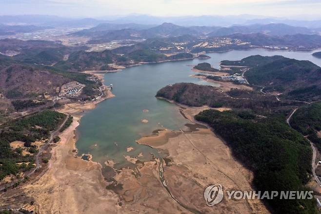 지난달 21일 전남 나주시 다도면 나주호의 저수율이 떨어져 바닥이 드러나고 있다. [연합뉴스 자료사진]