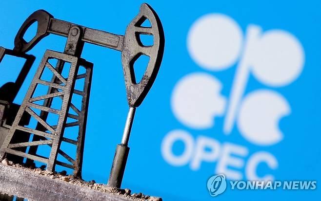 OPEC 로고와 원유 펌프 모형 [로이터 연합뉴스 자료사진]