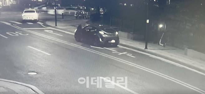 지난 3월 29일 오후 11시 48분쯤 강남구 역삼동 한 아파트 단지에서 발생한 납치사건 현장 CCTV 영상(사진=뉴스1)