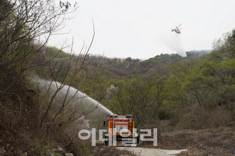 4일 충남 금산 · 대전 서구 산불 현장에서 산림청 산불진화헬기와 고성능산불진화차량(유니목)이 물을 뿌리며 산불을 진화하고 있다. (사진=산림청 제공)