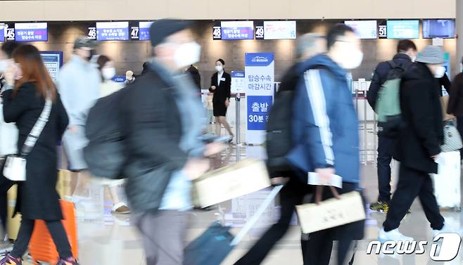 제주국제공항 국내선 출발층에서 공항 이용객들이 이동하고 있다.2023.1.30/뉴스1 ⓒ News1 오현지 기자