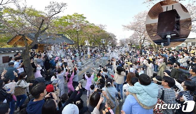 2023년 경북 경주시 벚꽃축제에 관광객 24만 명이 방문한 것으로 나타났다. 경주시가 황리단길 등에 설치한 무인계측기.(경주시제공)2023.4.4/뉴스1