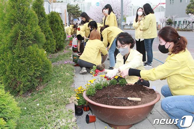 백경녀 교육장과 청 관계자들이 식목일 맞이 봄꽃 화단을 조성하고 있다. (김포교육지원청 제공) / 뉴스1