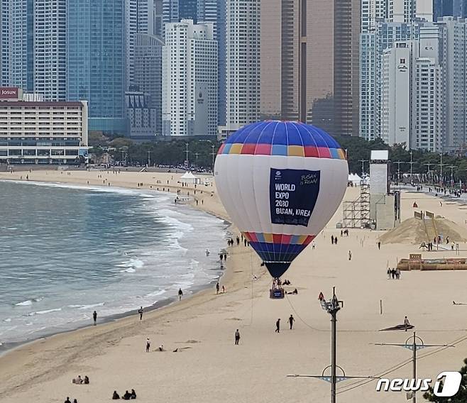 해운대해수욕장에 뜬 엑스포 유치 기원 열기구.2023.4.4. 조아서 기자