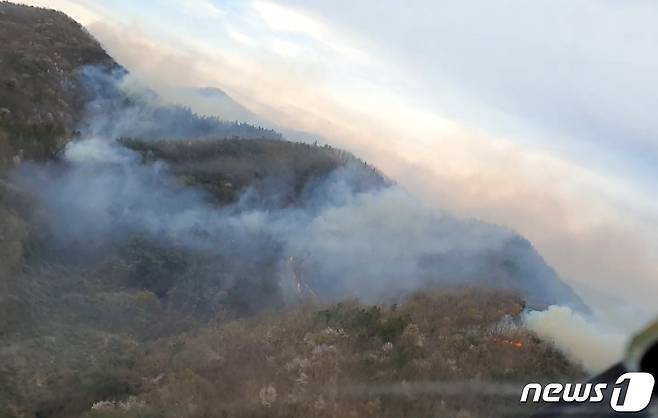 3일 낮 12시19분쯤 전남 함평군 대동면 한 야산에서 불이 났다. 산불 3단계를 발령한 산림당국은 소방장비 62대와 대원 752명을 동원, 밤샘 진화 작업을 벌였지만 여전히 불이 꺼지지 않았다. 사진은 4일 오전 6시53분 기준 모습. (산림청 제공) 2023.4.4/뉴스1 ⓒ News1 이수민 기자