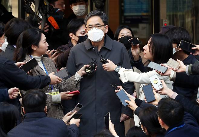 대장동 개발 사업을 돕고 아들을 통해 뇌물을 수수한 혐의로 기소된 곽상도 전 국민의힘 의원. 그는 전관예우 등을 계기로 남욱 변호사 사건을 맡았다. 변호사비 명목으로 5000만원을 받았다고 주장했지만, 법원은 불법 정치자금이었다며 유죄 판결을 선고했다./뉴스1