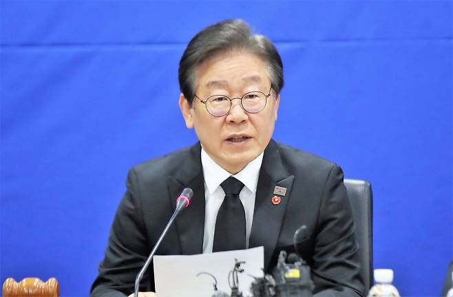 이재명 더불어민주당 대표는 대기업은 초부자이며, 대기업 법인세를 깍아주면 초부자 감세라고 주장한다. 지난 4월 3일 제주시 제주4·3평화공원 평화기념관 대회의실에서 최고위원회의를 주재하고 있는 모습./뉴스1