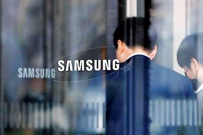 삼성그룹은 계열사 전체 매출이 400조원을 넘는 거대 기업이다. 삼성 창립 85주년을 맞은 지난 3월 22일 서울 서초구 삼성전자 사옥에서 직원들이 드나들고 있다./뉴시스