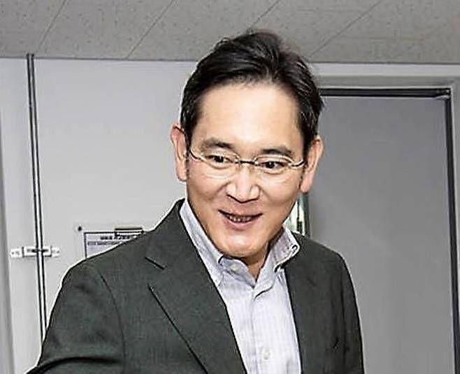 이재용 삼성전자 회장 같은 대기업 오너들은 회사 경영을 안정적으로 하기 위해 일정한 주식 지분을 유지해야 한다. 사진은 이 회장이 지난 3월 7일 경북 구미시 구미전자공업고등학교를 방문해 수업을 참관하고 있는 모습./삼성전자