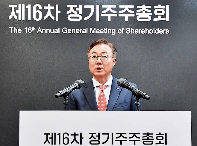 법인세를 올리면 기업의 주인인 주주들은 이익을 유지하기 위해 법인세 부담을 소비자나 근로자에게 전가하는 현상이 나타난다. 사진은 김준 SK이노베이션 부회장이 지난 3월 30일 SK서린빌딩에서 SK이노베이션 정기주주총회를 진행하고 있는 모습./SK이노베이션