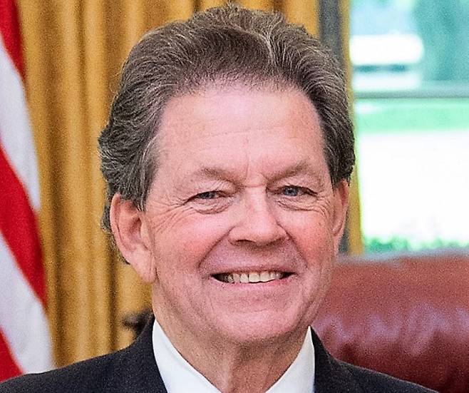 미국 공급주의 경제학자 아서 래퍼. 그는 법인세율을 낮추면 경제가 살아나면서 장기적으로는 정부의 법인세 수입이 증가한다고 주장했다./백악관