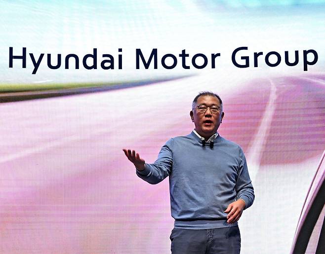 조세 전문가들은 고용 효과가 큰 대기업 오너경영인의 경우 상속세 부담을 유예하는 방식으로 지분을 유지하도록 해 경영 안정을 도와줄 필요가 있다고 조언한다. 사진은 3대째 오너경영인인 정의선 현대차그룹 회장이 연설하는 모습./현대차그룹(2023년 3월 18일)