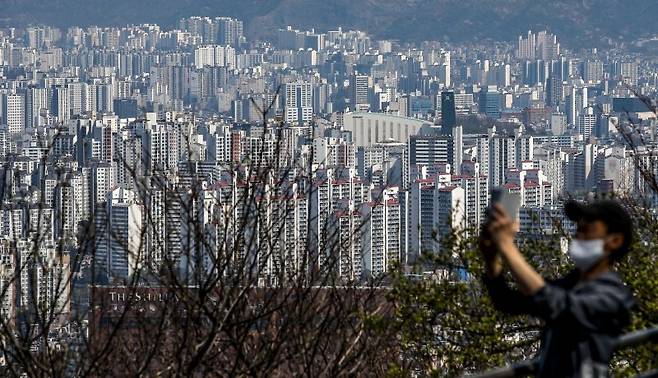 서울 거주자의 서울 아파트 매수세가 9개월 만에 최고치를 기록했다. 지난 2일 서울 중구 남산에서 바라본 서울 시내 아파트 단지. 뉴시스