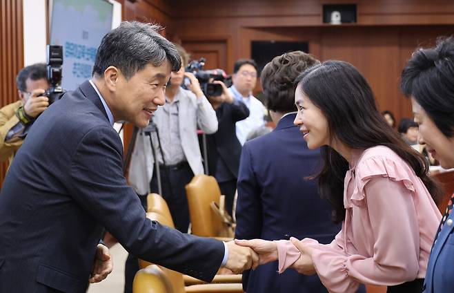 영유아교육·보육통합을 위한 추진위원회가 4일 출범했다. 위원장을 맡은 이주호 부총리 겸 교육부장관이 이날 정부서울청사에서 \