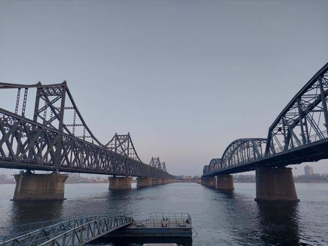 지난달 30일 중국 랴오닝성 단둥시에 위치한 중조우의교(왼쪽)와 압록강단교(오른쪽). 다리 아래로 흐르는 압록강 너머가 북한 평안북도 신의주다. 단둥=조영빈 특파원