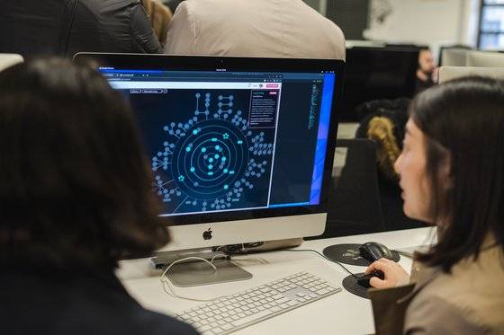 지난달 28일(현지시간) 프랑스 파리 '에꼴42(Ecole 42)'에서 학생이 에꼴42의 교육과정을 그래픽으로 나타낸 화면을 보고 있다. 사진 교육부