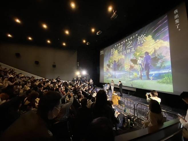 3월 19일 <스즈메의 문단속> 중국 개봉을 앞두고 상하이를 방문한 신카이 마코토 감독이 무대 인사를 하고 있다. 3월 24일 중국에서 개봉한 이 영화는 개봉 3일 만에 1000만 관객을 돌파하는 등 흥행을 이어가고 있다. / 신카이 마코토 트위터