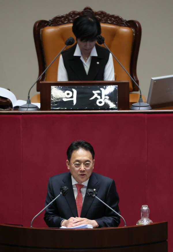 국민의힘 김희곤 의원이 4일 오후 열린 국회 본회의 대정부 질문에서 경제 분야에 관한 질문을 하고 있다. 연합뉴스