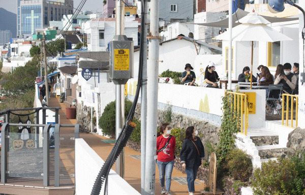 부산 영도구 흰여울문화마을 카페 거리를 찾은 관광객들 모습. 국제신문DB