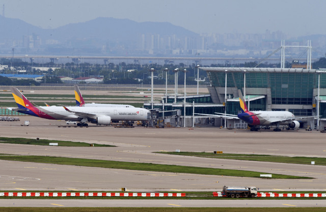 2020년 08월 26일 인천국제공항 계류장에 아시아나항공 여객기의 모습이 보이고 있다. 국민일보