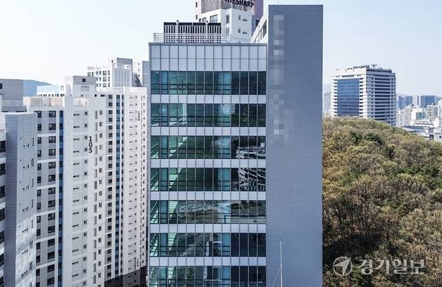 이재명 더불어민주당 대표의 성남시장 시절 특혜 의혹이 불거진 정자동 한국가스공사 부지 내 지상 21층 규모의 업무시설용 오피스 건물 전체가 1년6개월째 비어 있어 궁금증을 자아내고 있다. 비어진 채 잠겨있는 오피스건물 모습. 조주현기자