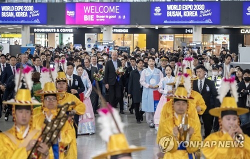 국제박람회기구(BIE) 실사단이 4일 2030세계박람회 개최 후보지인 부산시 동구 부산역에 도착해 옛 왕실을 안내했다는 취타대 행렬을 앞세우고 부산역사 건물을 빠져나오고 있다. [자료=연합뉴스]