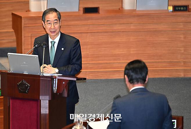 4일 서울 여의도 국회에서 열린 본회의 대정부질문에 한덕수 국무총리가 답변하고 있다.  [한주형기자]