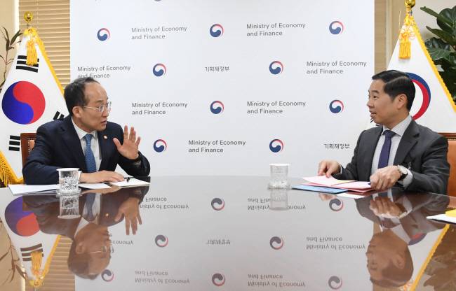 국가 신용등급도 악영향 ? 추경호(왼쪽) 부총리 겸 기획재정부 장관이 3일 서울 종로구 정부서울청사에서 연례협의차 방문한 국제신용평가사 무디스의 진 팡 국가신용등급 아태지역 담당 부대표와 면담을 하고 있다.   뉴시스