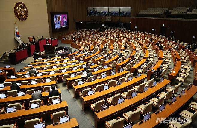 [서울=뉴시스] 이영환 기자 = 4일 오후 서울 여의도 국회 본회의장에서 제405회국회(임시회) 제2차 본회의 경제 분야 대정부질문이 진행중인 가운데 의원들의 자리가 비어있다. 2023.04.04. 20hwan@newsis.com