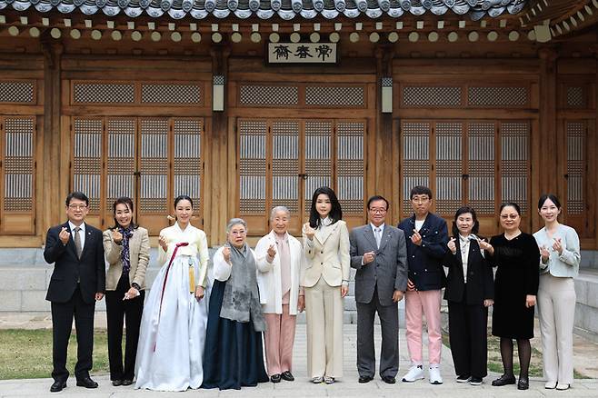 [서울=뉴시스] 윤석열 대통령 부인 김건희 여사가 4일 청와대 상춘재에서 열린 국가무형문화재 전통공연·예술 분야 전승자 오찬에서 참석자들과 기념촬영하고 있다. (사진=대통령실 제공) 2023.04.04. photo@newsis.com *재판매 및 DB 금지