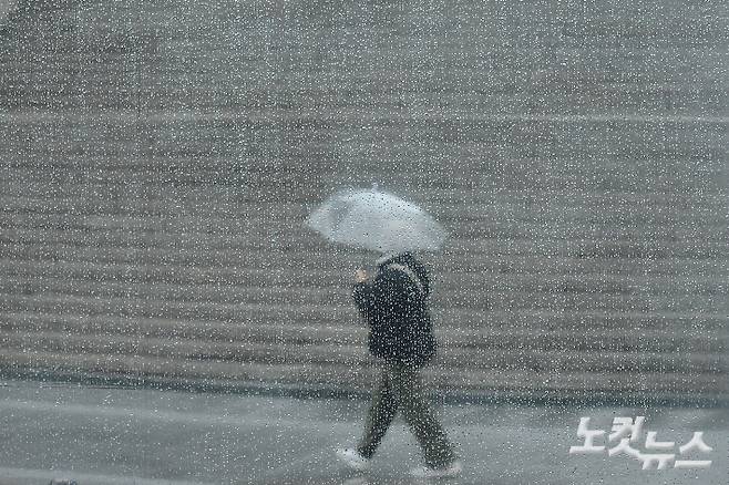 전국이 흐리고 비가 내리는 서울 종로구 광화문광장에 우산을 쓴 시민이 발걸음을 옮기고 있다. 류영주 기자