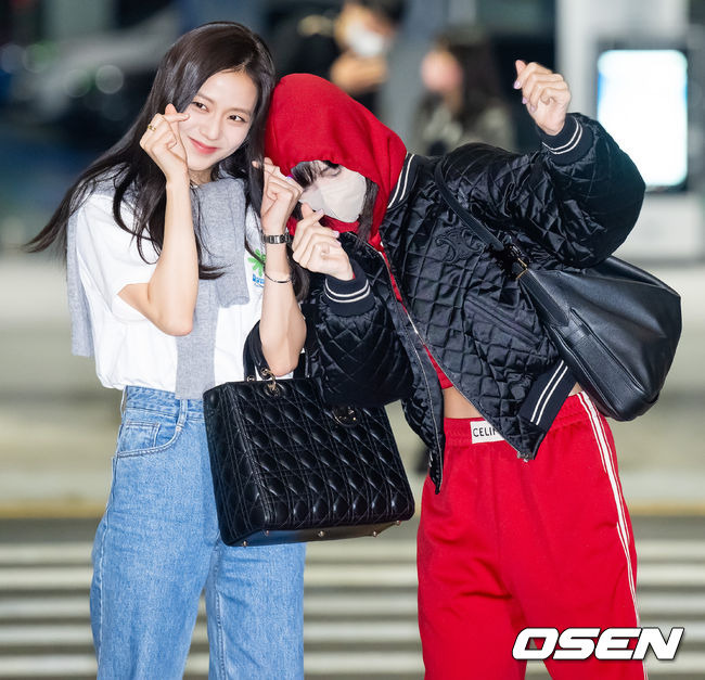 [OSEN=인천공항, 민경훈 기자]걸그룹 블랙핑크(BLACKPINK) 제니, 지수, 리사가 2일 오후 해외 일정차 인천광역시 중구 운서동 인천국제공항을 통해 미국 라스베이거스로 출국했다.블랙핑크 지수와 리사가 출국장으로 이동하며 손하트를 하고 있다. 2023.04.02 / rumi@osen.co.kr