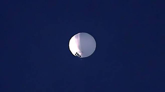 중국 정찰 풍선으로 추정되는 물체가 몬태나주 빌링스 상공에 떠 있는 모습 (사진=AP, 연합뉴스)