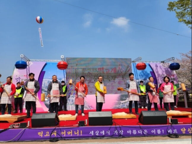 경북 포항시 장량동은 1일 신제지 일원에서 '제15회 장량떡고개벚꽃문화축제'를 열고 있다. 포항시 장량동 제공