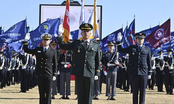 최근 군 초급간부 처우 개선에 대한 지적이 잇따르는 가운데 지난 2월28일 충북 괴산군 육군학생군사학교에서 열린 '2023 학군장교 통합임관식'에서 신임 장교들이 임관 선서를 하고 있다. 이날 육·해·공군과 해병대 신임 소위 3368명은 호국 간성으로서 임무 완수를 다짐했다. 국방부 제공