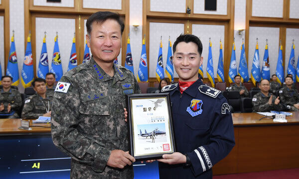 4일 공군본부에서 열린 ‘2022년 공군 최우수 조종사’ 시상식에서 정상화 공군참모총장(왼쪽)이 원중식 소령에게 대통령 표창을 수여하고 있다. 공군 제공