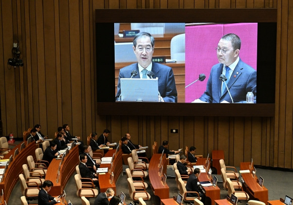 한덕수 국무총리 - 한덕수 국무총리가 4일 서울 여의도 국회 본회의장에서 열린 제405회국회(임시회) 제2차 본회의 경제 분야 대정부 질문에서 의원 질의에 답변하고 있다. 2023.4.4 오장환 기자