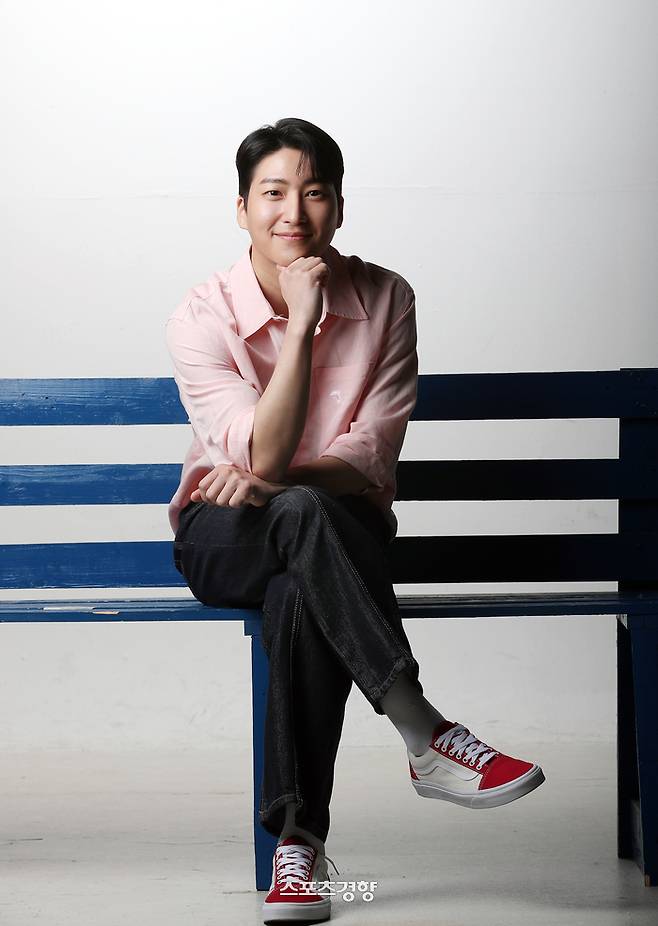 KBS1 드라마 ‘내 눈에 콩깍지’ 에 출연한 배우 정수환이 ‘스포츠경향’과 인터뷰에 앞서 포즈를 취하고 있다.  사진 정지윤 선임기자