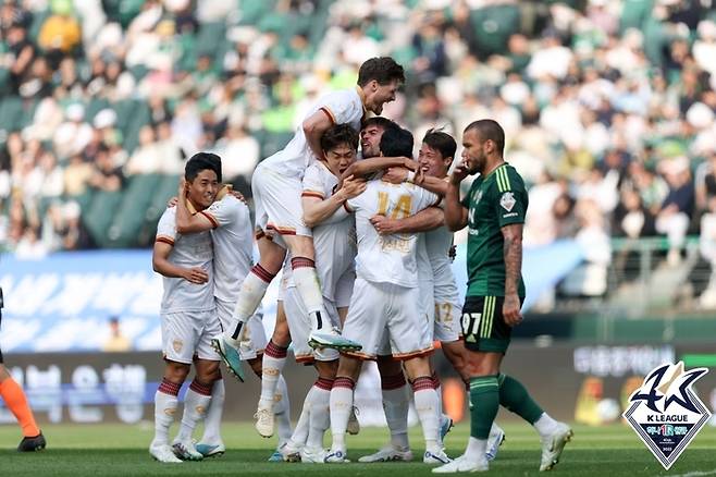 포항 선수들이 지난 1일 전북과 원정 경기에서 제카의 결승골로 극적인 2-1 승리를 확정짓자 기뻐하고 있다. 프로축구연맹 제공