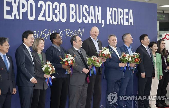 부산 환영 꽃다발 든 엑스포 실사단 (부산=연합뉴스) 손형주 기자 = 국제박람회기구(BIE) 실사단이 4일 오전 2030세계박람회 개최 후보지인 부산 부산역에 도착해 환영 꽃다발을 받고 기념촬영하고 있다. 2023.4.4 [공동취재] handbrother@yna.co.kr