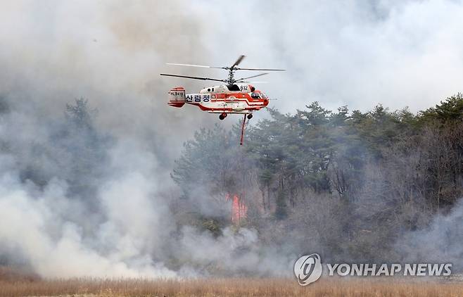 함평 산불 진화하는 헬기 (함평=연합뉴스) 조남수 기자 = 4일 오전 전남 함평군 대동면 연암리 대동저수지 인근 야산에서 불이 나 산불 진화 헬기가 물을 뿌리고 있다. 2023.4.4 iso64@yna.co.kr