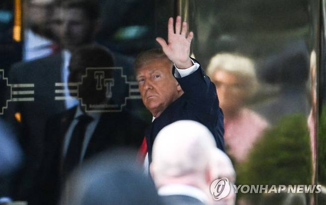 '기소 절차' 하루 전 뉴욕 도착하는 트럼프 (뉴욕 AFP=연합뉴스) 이른바 성추문 입막음 의혹으로 기소된 도널드 트럼프 전 미국 대통령이 기소인부절차 하루 전인 3일(현지시간) 뉴욕 트럼프타워에 도착해 지지자들에게 손을 흔들고 있다. 앞서 맨해튼 대배심은 2016년 대선 직전 성인 배우에게 성추문 입막음을 위한 돈을 건네며 회계문건을 조작한 혐의로 트럼프 전 대통령을 지난달 30일 기소했다. 2023.04.04 ddy04002@yna.co.kr