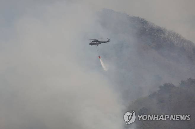 산불 진화 작업 중인 헬기     (남양주=연합뉴스) 임병식 기자 = 지난 3일 경기도 남양주시 와부읍에서 산불이 발생해 헬기가 진화 작업을 벌이고 있다. 2023.4.3
    andphotodo@yna.co.kr