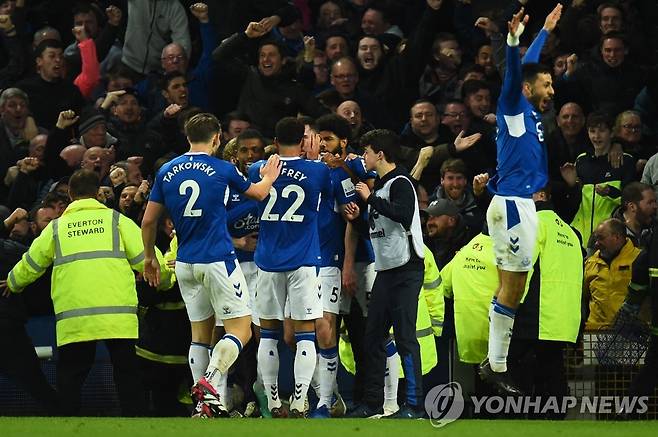 동점골에 기뻐하는 에버턴 선수들 [AFP=연합뉴스]