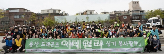 지난 4일 HDC현대산업개발은 용산지역 민·관·학 연합 봉사체 ‘용산 드래곤즈’의 ‘함께해요 나무심기’ 봉사활동에 참여했다. (사진=HDC현대산업개발)