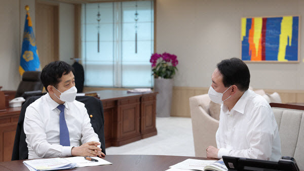 윤석열 대통령과 김주현 금융위원장. (사진=대통령실)