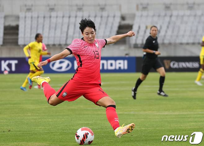 3일 오후 경기 화성시 화성종합경기타운 주경기장에서 열린 대한민국 여자축구 대표팀 친선전 대한민국과 자메이카의 경기에서 이금민이 슛을 하고 있다. 2022.9.3/뉴스1 ⓒ News1 김영운 기자