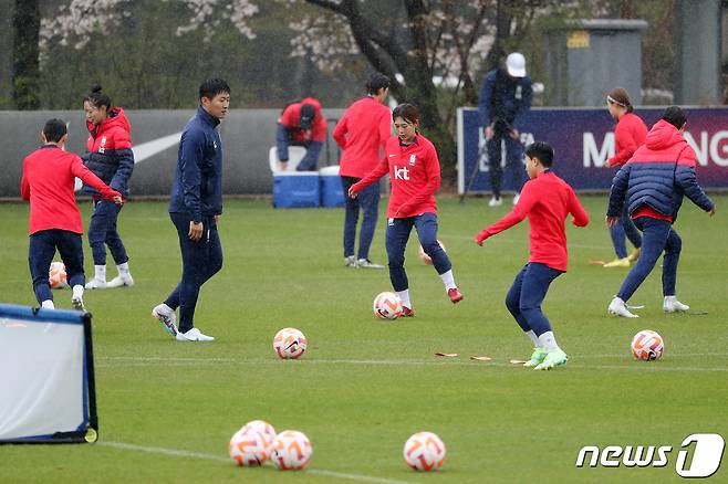 대한민국 여자 축구 국가대표팀 선수들이 5일 오전 경기도 파주 축구국가대표트레이닝센터(NFC)에서 잠비아전을 앞두고 훈련을 하고 있다. 2023.4.5/뉴스1 ⓒ News1 민경석 기자