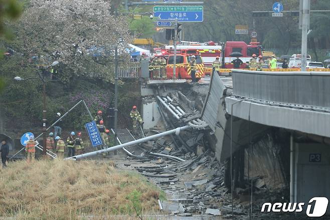 5일 오전 경기 성남시 분당구 정자동 정자교 보행로 일부 구간과 난간이 붕괴되는 사고가 발생, 소방 대원 등이 분주히 현장을 수습하고 있다. 2023.4.5/뉴스1 ⓒ News1 김진환 기자